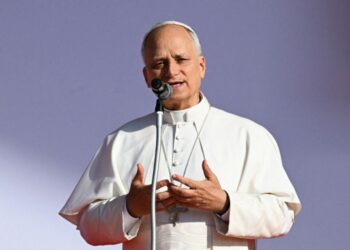El Papa llama al desarme y la paz en el Domingo de Pascua