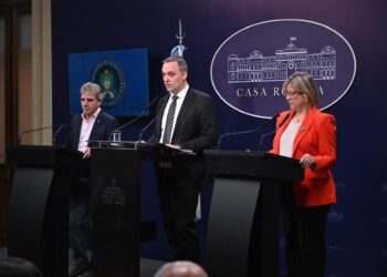 Adorni no quiere contestar preguntas, y Caputo no pudo hacerlo sobre los sobresueldos y el «Riesgo Adorni»