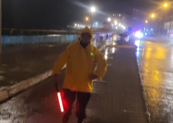 La marejada obligó a cortar el tránsito sobre avenida Ducós hacia zona norte