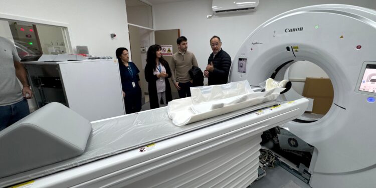 Llegó el nuevo tomógrafo al Hospital de Alta Complejidad «María Humphreys» y en los próximos días estará operativo