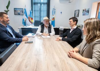 Manantiales Behr:  Representantes de PECOM presentaron al intendente su plan de trabajo