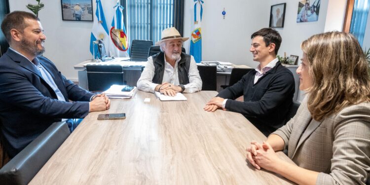 Manantiales Behr:  Representantes de PECOM presentaron al intendente su plan de trabajo