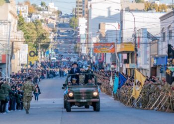 Macharashvili presidió el tradicional desfile por el Dia de la Patria ante una gran convocatoria