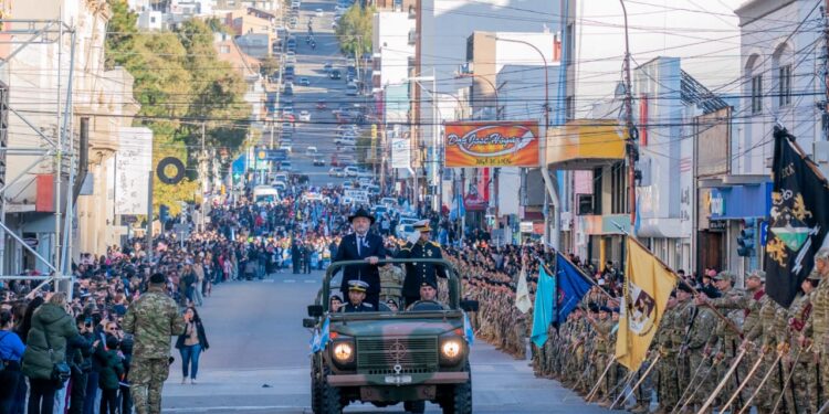 Macharashvili presidió el tradicional desfile por el Dia de la Patria ante una gran convocatoria