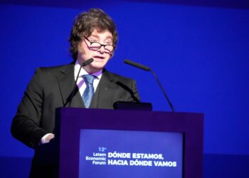 Milei y Caputo no se ponen de acuerdo con sus mentiras
