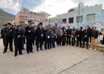 Con la presencia de autoridades locales y nacionales, izaron la Bandera Argentina