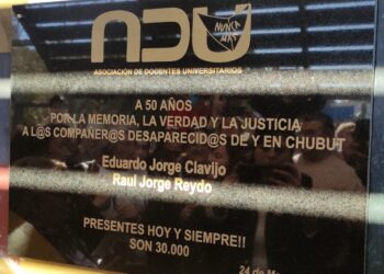 Se descubieron en la Universidad las placas que honran y recuerdan a los desaparecidos Eduardo Clavijo y Raúl Jorge Reydo