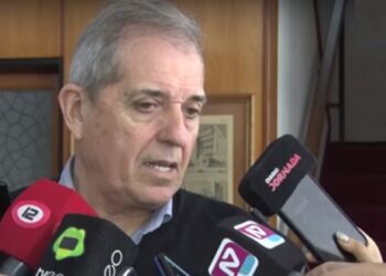 Punta va a la Legislatura, con los docentes protestando afuera