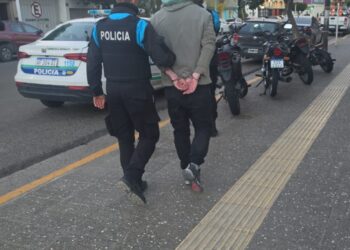 Fué a la comisaria  preguntar por su situación legal y quedó preso