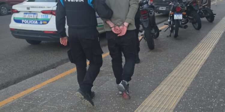 Fué a la comisaria  preguntar por su situación legal y quedó preso