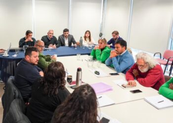 Provincia ofreció a auxiliares  de la Educación una recomposición del 15% de mayo a julio