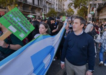 Luque acompañó la multitudinaria marcha universitaria en Plaza de Mayo: “La defensa por la educación pública y de calidad nos tiene que unir a todos”