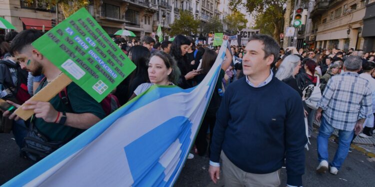 Luque acompañó la multitudinaria marcha universitaria en Plaza de Mayo: “La defensa por la educación pública y de calidad nos tiene que unir a todos”