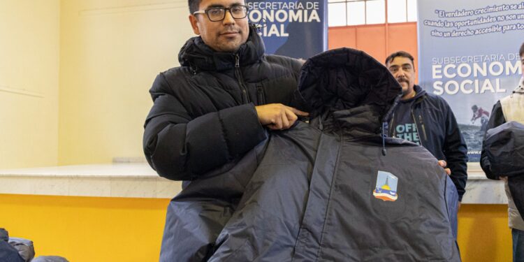 El Municipio entregó indumentaria confeccionada por el Centro de Promoción Laboral a integrantes de cuadrillas