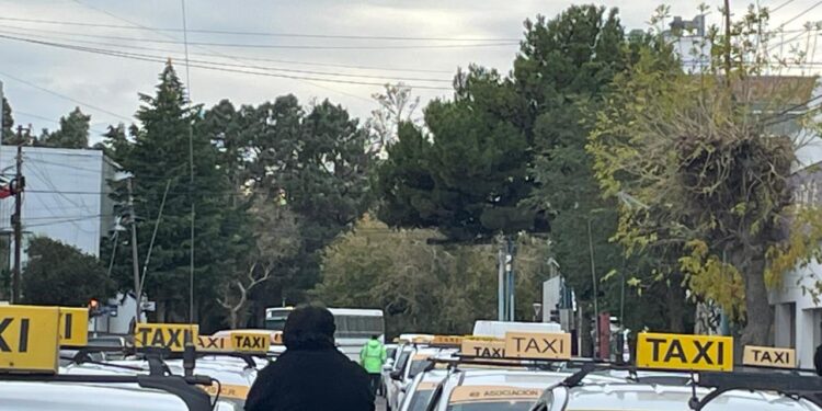 Taxistas de Comodoro lograron avances tras la reunión con el Municipio y volverán a negociar el viernes