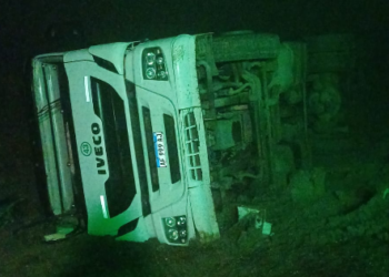 Vuelco de un camión con leche en Ruta 3