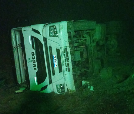 Vuelco de un camión con leche en Ruta 3