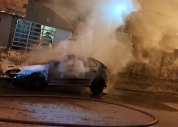 Incendio vehicular en San Cayetano: Renault Megane afectado