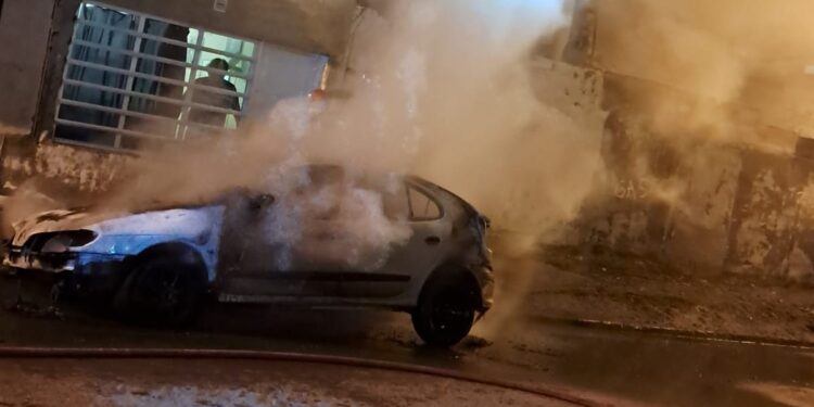 Incendio vehicular en San Cayetano: Renault Megane afectado