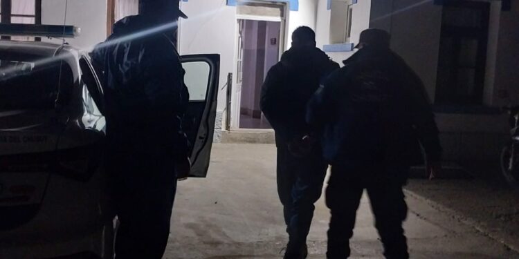 Detuvieron a un hombre por agredir a su pareja en Km 5