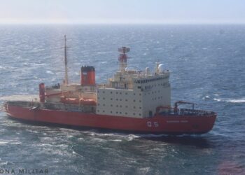 Buques de la Armada se convierten en atractivo turístico