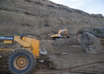 Con maquinaria municipal, comenzaron los trabajos de estabilización del cerro Hermitte