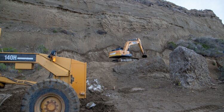 Con maquinaria municipal, comenzaron los trabajos de estabilización del cerro Hermitte