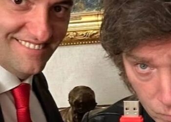Crédito bajo la justicia norteamericana, e indicador pen drive de Adorni