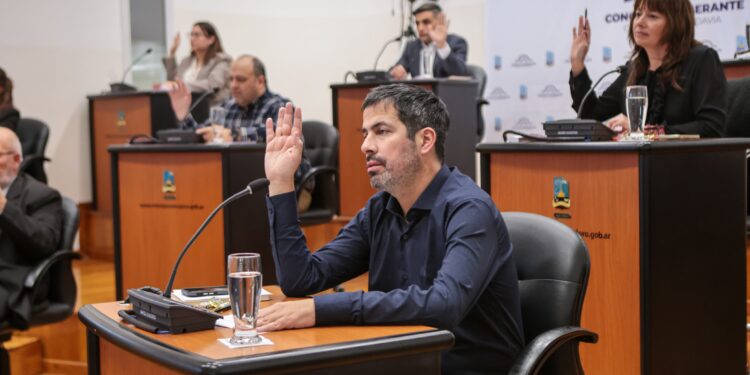 En medio de una explosiva discusión por las tierras de YPF, el Concejo aprobó el convenio con MR