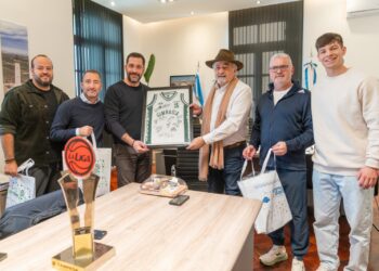 El intendente recibió a referentes de Gimnasia y Esgrima campeones de la Liga Nacional