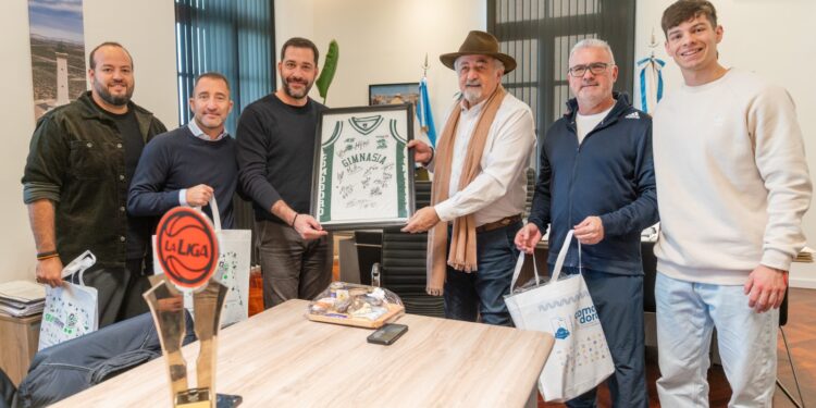El intendente recibió a referentes de Gimnasia y Esgrima campeones de la Liga Nacional