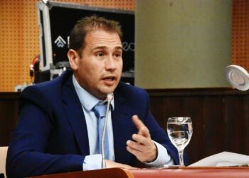 Fita aporta documentación oficial y pide no aprobar “a libro cerrado” el acuerdo Torres-YPF