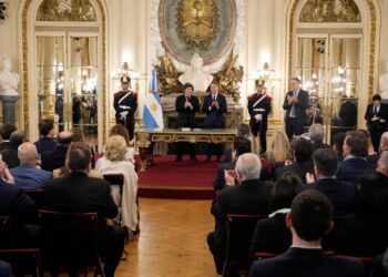 El Presidente tomó juramento a Diego Santilli como nuevo jefe de Gabinete