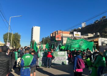 Trabajadores estatales profundizan las medidas de fuerza y visibilizan reclamos frente al Hospital Regional