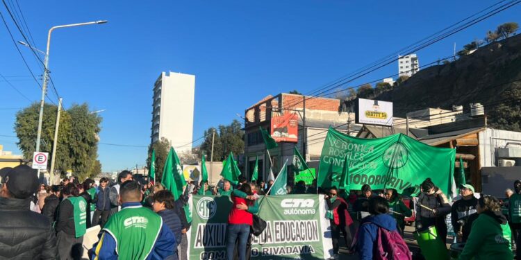 Trabajadores estatales profundizan las medidas de fuerza y visibilizan reclamos frente al Hospital Regional