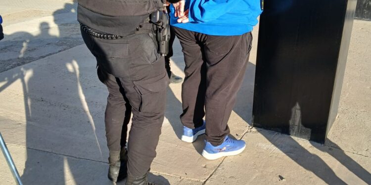 Empleado de supermercado fue detenido cuando intentaba llevarse mercadería sin pagar en Rada Tilly