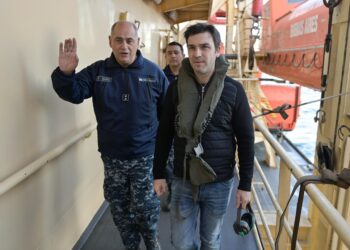 El Almirante Irízar volvió a Puerto Madryn y Torres destacó la importancia de “honrar a nuestros héroes y mantener viva la causa Malvinas”