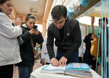  Torres participó de la Promesa a la Bandera de estudiantes adultos de Trelew