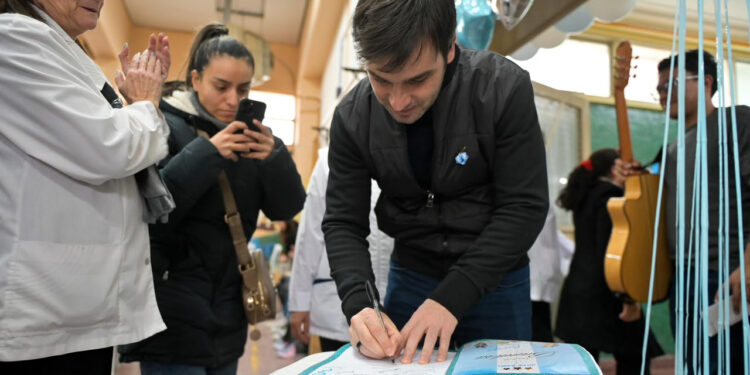  Torres participó de la Promesa a la Bandera de estudiantes adultos de Trelew