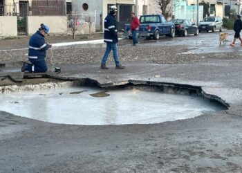 Una rotura de caño de agua dejó un crater sobre la 10 de noviembre