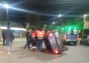 Conductor volcó tras chocar un auto estacionado en pleno centro de Comodoro