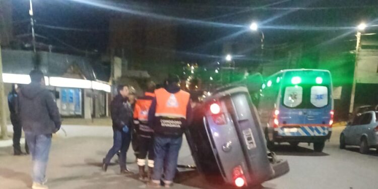 Conductor volcó tras chocar un auto estacionado en pleno centro de Comodoro
