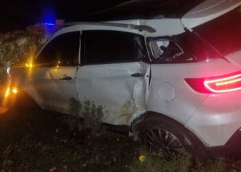 Camioneta chocó contra un poste de luz en Ruta 26