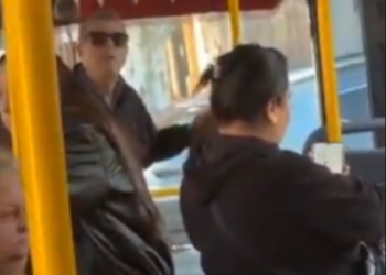 Un chofer obligó a bajar a un niño con autismo en pleno viaje