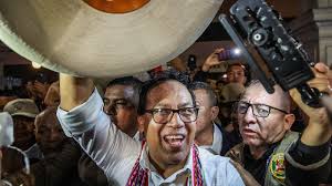Sánchez supera a Fujimori en el balotaje presidencial en Perú por 30.000 votos