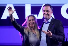 Karina le busca una embajada a Adorni
