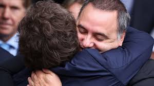 Milei y Adorni, aferrados y asociados