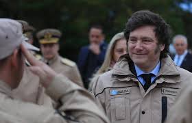 Milei se comparó, elogiosamente, con un gobierno militar