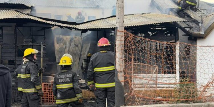 Incendio en Esquel asistencia inmediata a familia tras incendio en barrio Englund