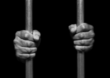 Condena exprés para violación de restricción de acercamiento